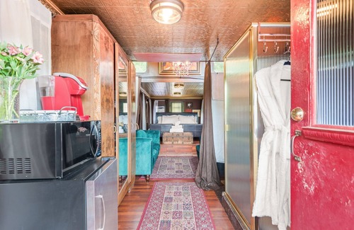 Agoura Hills Apartment | All Aboard the Glamour of Orient Express