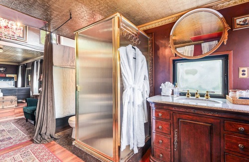 Agoura Hills Apartment | All Aboard the Glamour of Orient Express