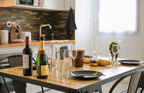 Carcassonne Apartment | ♥ ALL COMFORT! Air conditioning, Swimming pool, City, Quiet, Parking, Terrace, WiFi ♥