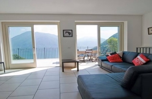Dizzasco Villa | ALL Day sunshine combines with SWEEPING VIEWS OF lake-AN AUTHENTIC ITALIAN VIBE