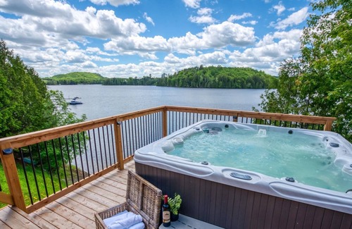 Papineau Regional County Municipality Ski Chalet | All Decked Out: Stunning Hot Tub View