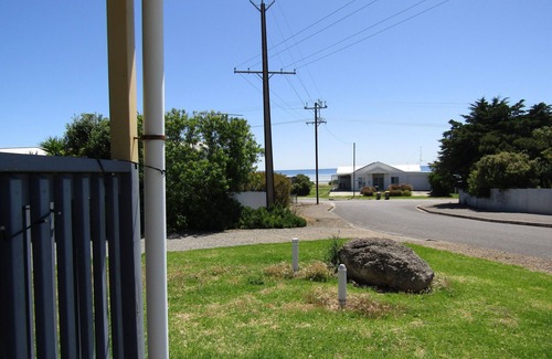 Para Wurlie House | All Decked Out in Turton, 3 bedroom holiday home short walk to beach!