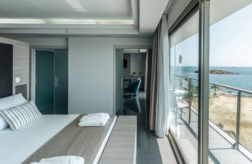 Ibiza Town Resort | All-Inclusive Grand LifeSuite with Double Hydromassage Bath at the Ibiza Twiins