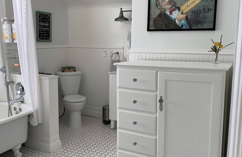 Midtown Apartment | All-inclusive professional studio in beautifully remodeled historic home Midtown