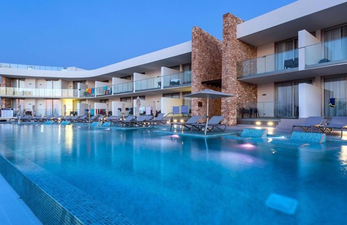 San Antonio Bay Resort | All inclusive two-bedroom suite and exclusive terrace with whirlpool in Ibiza