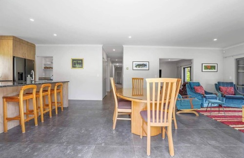 Springfield House | All Inn | Ride to the Redwoods with Spa Pool
