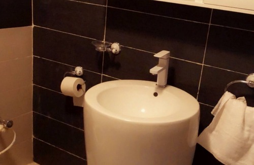 Ikorodu House | All roomS en-suiteJacuzzi and sauna