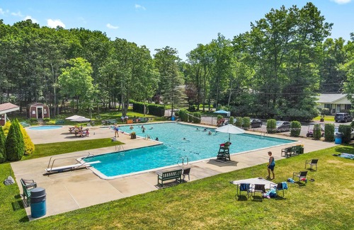 Jim Thorpe House | All-season hideaway with alfresco deck, views, game table & pool access