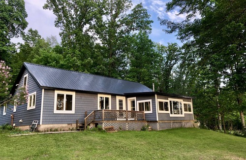 Gresham Cottage | All-Season Modern Cottage on Red Lake - 45 min from Green Bay