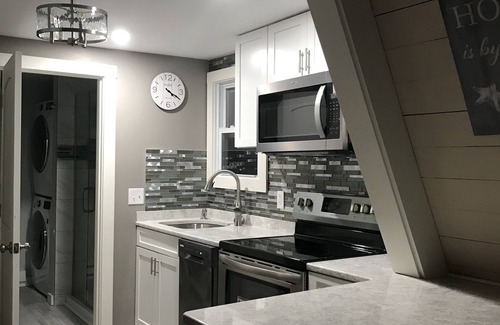 Narragansett House | All Season Rental ! Renovated; 5 min.Walk to Scarborough beach!