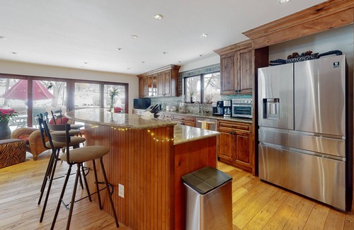 Basalt House | All-season retreat with mountain views, enclosed yard, fireplace & washer/dryer