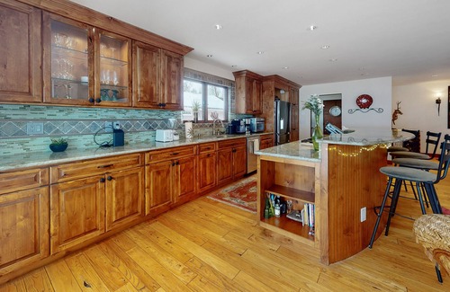 Basalt House | All-season retreat with mountain views, enclosed yard, fireplace & washer/dryer
