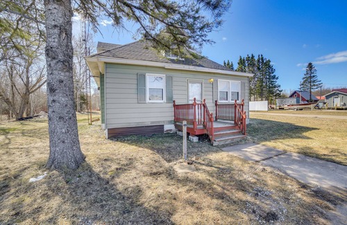 Seney House | All-Season Seney Home w/Private Yard & Fire Pit!