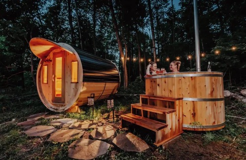 Langton Cabin | All Season Tiny Home in Forest with Sauna, Hot Tub & Wifi