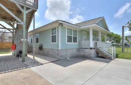 Rockport House | All-suite bay-view home with yard, kayak, & rooftop deck with panoramic views