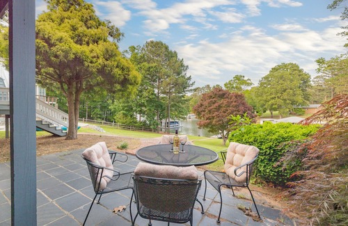 Myrick Estates House | All the comforts of home in a gorgeous, relaxing lakefront home