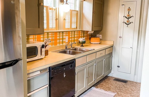 Cleveland House | All the Feels 70’s vibes 4br 3bath large yard with a playset