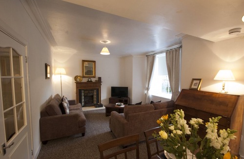 Bridge of Allan Apartment | Allan Stream Apartment - an apartment that sleeps 4 guests in 2 bedrooms