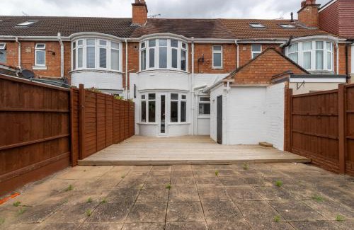 Acresford House | Allesley Hideaway - 3Bedroom with Garden & Parking
