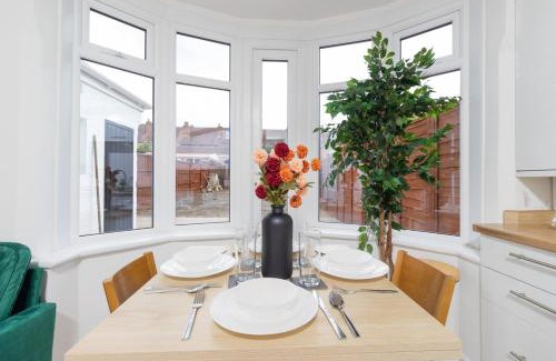 Acresford House | Allesley Hideaway - 3Bedroom with Garden & Parking