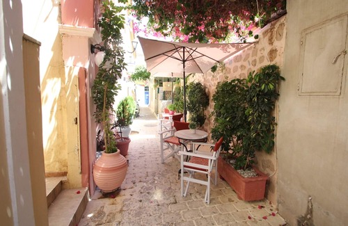 Aegina Town Apartment | Alley studio 2 by Frangki