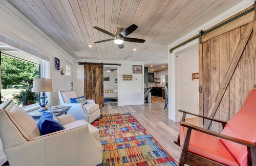 Trimble House | Allie's on the Rocks pet-friendly lake bungalow