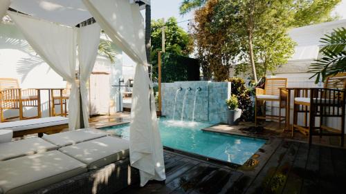 Old Town House | Alligator Reef Light Suite