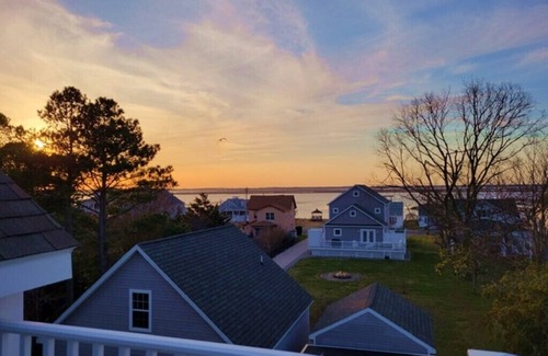 Chincoteague House | AlloWaves-Luxury Townhome w/POOL & FISHING PIER