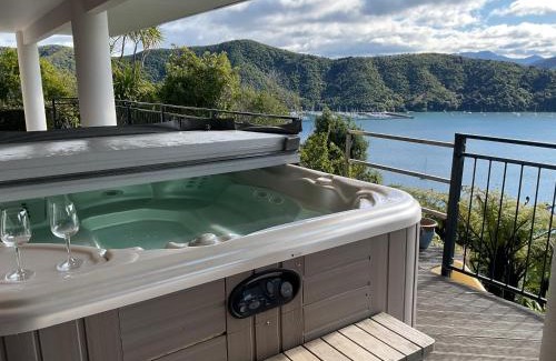 Waikawa Bay Apartment | Allports Sea view Apartment with Spa pool