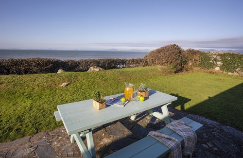 Llanfair Cottage | ALLT Y MOR, pet friendly, with open fire in Harlech