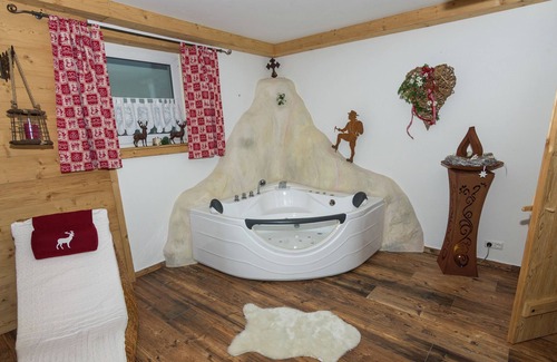 Luft House | Alluring Holiday Home in Ubersee with Whirlpool