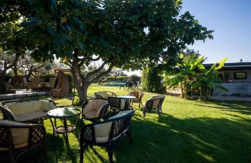 Ortona House | Almond tree. Rustic 7/9 p. country house with pool and garden