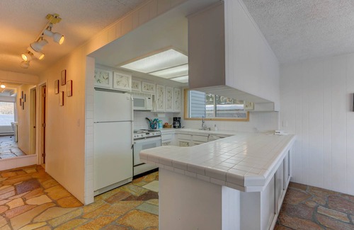 McCall House | Almost Heaven-Lakefront-Shared dock w/Annie's Place-Rent both for a 6-room getaway for large groups!