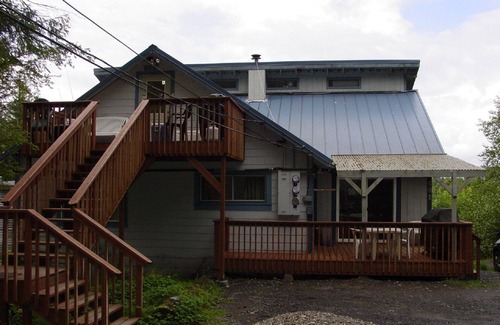 Ketchikan Apartment | Almost Home 3-bdrm overlooking Knudson Cove Marina. Fishermen & families welcome