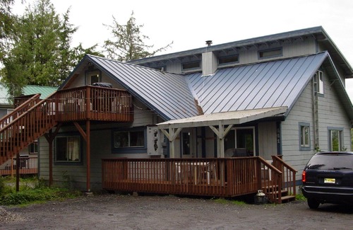 Ketchikan Apartment | Almost Home 3-bdrm overlooking Knudson Cove Marina. Fishermen & families welcome