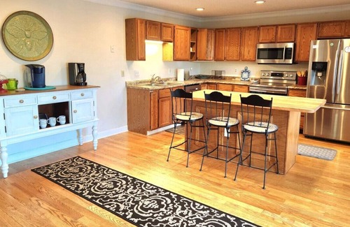 Moneta House | Almost There- Fire pit, dog friendly sleeps 6