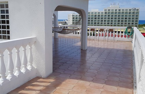 Maho Apartment | Aloha Penthouse apartment in the heart of the Maho entertainment area.