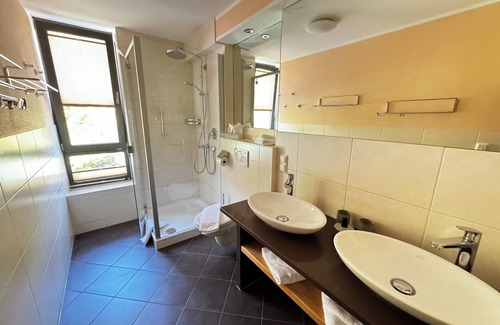 Anzenbach Apartment | Alpenglühn vacation apartment with pool and whirlpool in front of the terrace