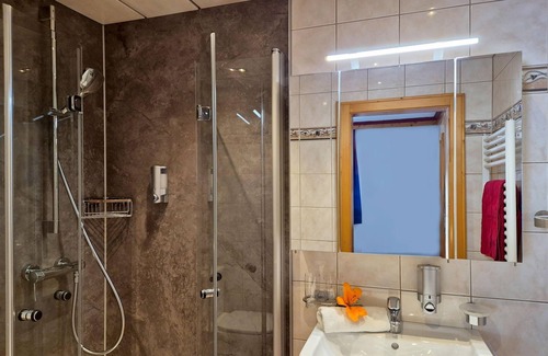 Bad Gastein Cottage | Alpenpension GASTEIN - Double room mountain view, shower, WC, balcony