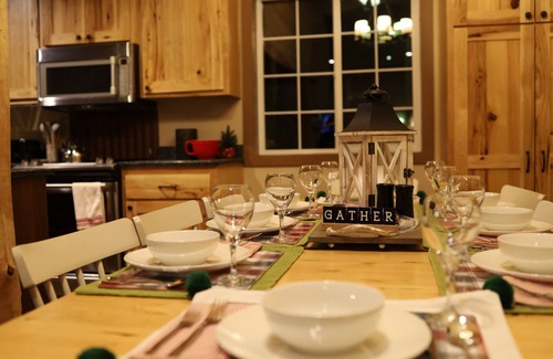 Adna House | Alpha Lodge, FALL special, Peaceful retreat, 14 guests max, fun & games, parking