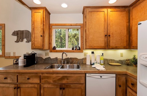 Boulder Bay Cabin | Alpine Bay Chalet by Destination Big Bear : Beautiful Boulder Bay Setting & Lake Views! Game Room! Hot Tub!