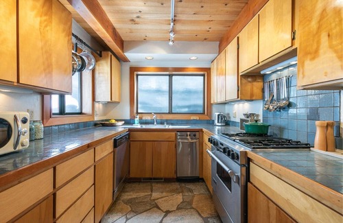 Alpine Meadows Cabin | Alpine Bliss- Stylish, Dog Friendly, Plus Seasonal Ski Shuttle