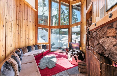 Alpine Meadows Cabin | Alpine Bliss- Stylish, Dog Friendly, Plus Seasonal Ski Shuttle