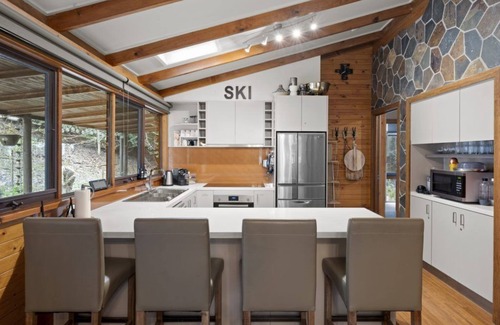 Merrijig Cabin | Alpine Creek House: Retreat with sauna & spa, close to Mt Buller - sleeps 10