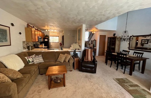 Hidden Valley House | 🐾🔥 Alpine Escape | Pet Friendly Autumn Escape w/Fire Pit, Trails Nearby 🍁