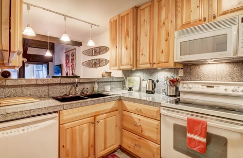 Alpine Meadows Condo | Alpine Meadows Peak | Private Balcony with BBQ, Near Commons Beach and Alpine Me