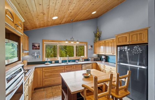 Bozeman Cabin | Alpine Oasis - Cabin in the trees with Bridger Mountain views and a hot tub!