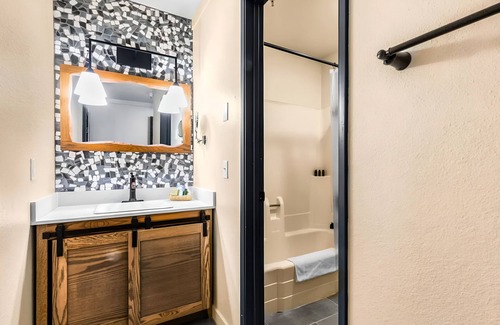 Mammoth Lakes Hotel | Alpine Room for Adventure Seekers Near Devils Postpile & Mammoth Ski Trails