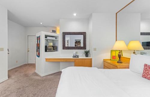 Century West Apartment | Alpine Studio at Mount Bachelor Village Resort with Pool and Hot Tub