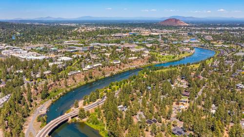 Century West Apartment | Alpine Studio at Mount Bachelor Village Resort with Pool and Hot Tub